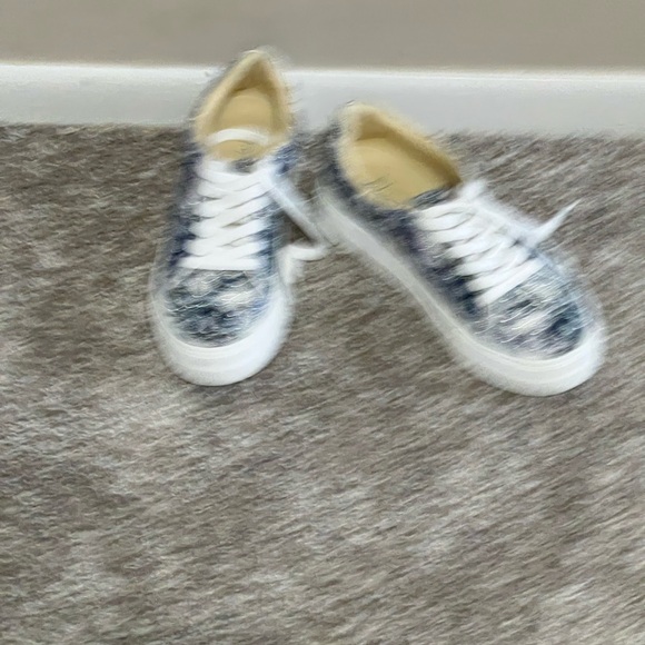 Betsy Johnson white sneakers with blue, sparkly flowers 6.5 - Picture 2 of 2